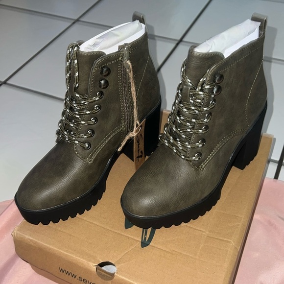 NWT Seven7 Flatiron Olive Lace up boots Size 6 - Picture 2 of 5